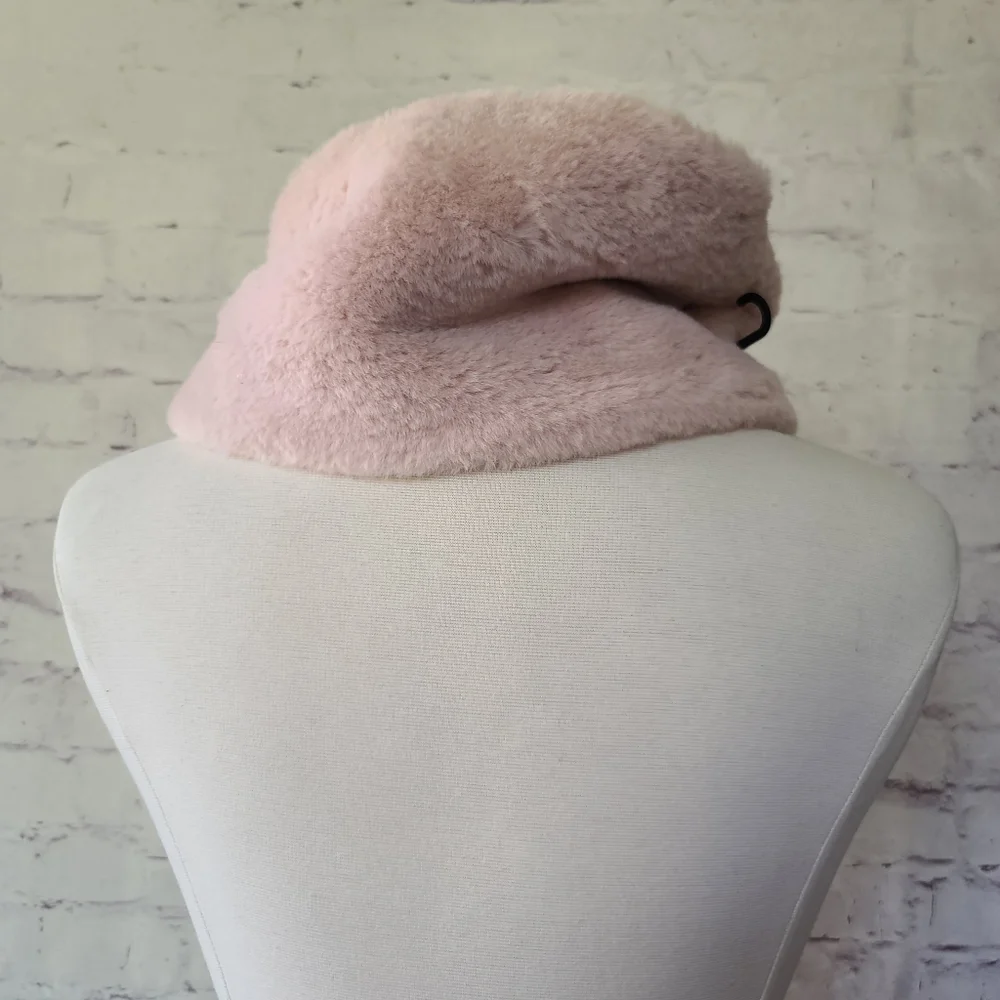 NWT Banana Republic Factory Blush Pink Imitation Fur Circle Scarf Cowl